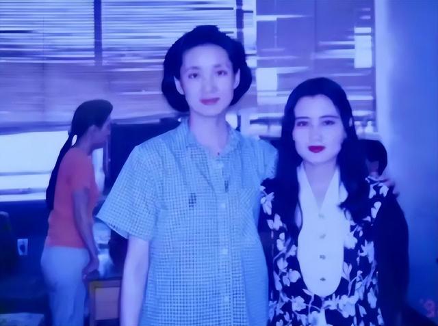 央视“首席女主播”李修平：42岁再婚嫁大10岁丈夫，至今无儿无女