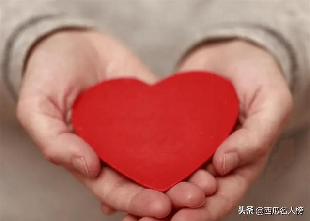 千万网红援助烧伤宝妈，携30万现金亲自送到医院，却被质疑作秀