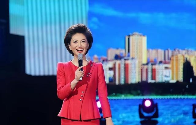 海霞：21岁成央视主播，28岁嫁清华教授，如今52岁官宣新身份