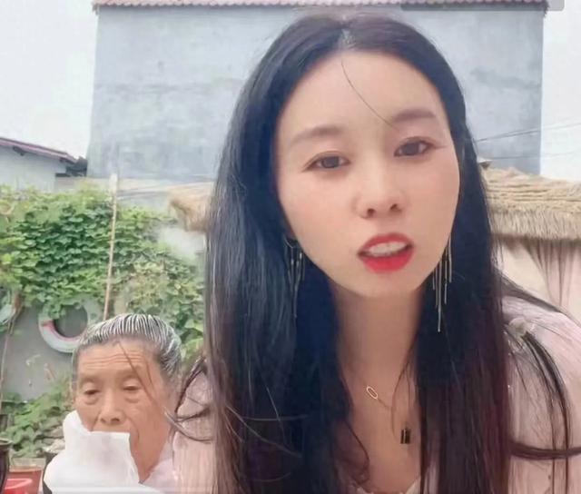 静静在小院直播,全家人齐上阵,一句话却让小星星们心里不是滋味