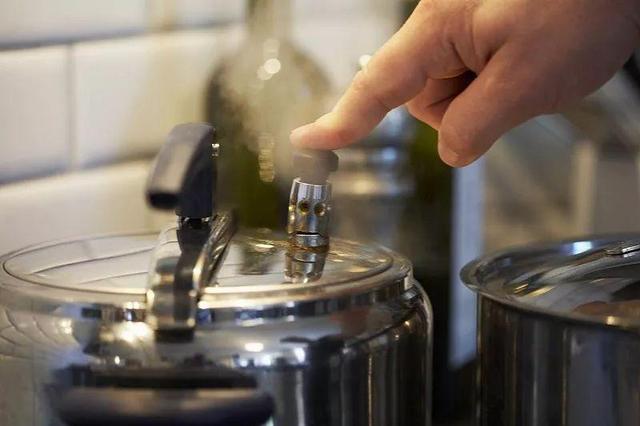 “老公水开了,帮我倒面粉吧”,只是随口一句,瞬间家毁人亡