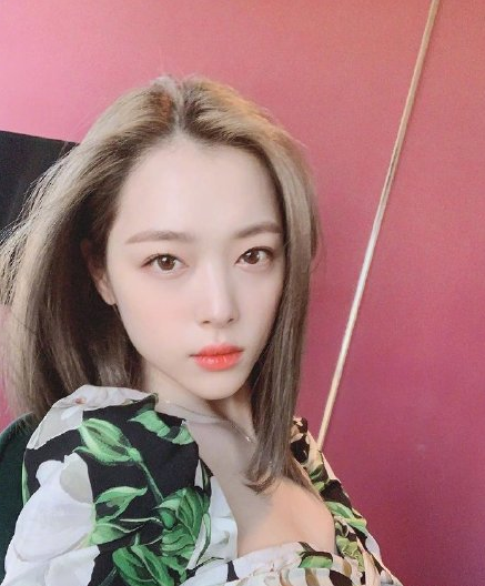 具荷拉直播时痛哭！韩国女艺人崔雪莉家中身亡 雪莉最后一条ins图写了什么内容