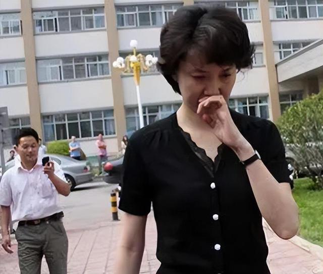 央视“首席女主播”李修平：42岁再婚嫁大10岁丈夫，至今无儿无女