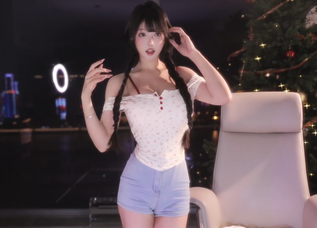 “大摆锤”黑丝上阵!超绝身材女主播米娜,这是要挑战超管底线!