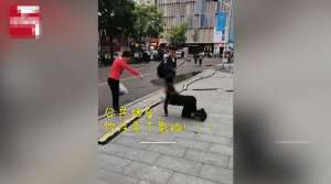 女主播下跪(“大国庆节的，你跪谁呢这是”山东一女子为博眼球街边下跪直播，过路大姐看不下去怒斥：公共场