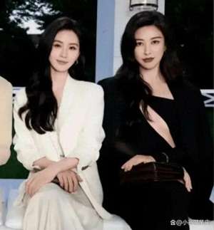 性博览会女主播(刘诗诗与朱珠惊艳同框，朱珠黑色装扮花式露胸展妩媚)