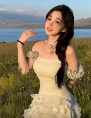 美女主播 唱歌(暴雨湿身冯提莫冒雨直播，一首〈摇太阳〉神奇摇出雨中太阳)