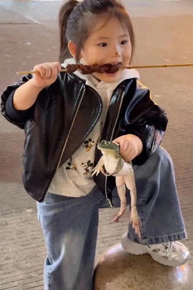 牛蛙小妹妹火了之后，妈妈被批为流量无底线，目前已删除相关视频