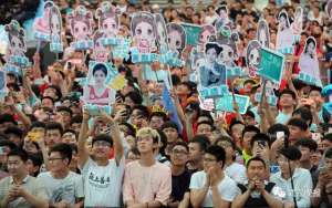 斗鱼嘉年华 女主播(斗鱼嘉年华人山人海，冯提莫演唱《佛系少女》燃爆全场)