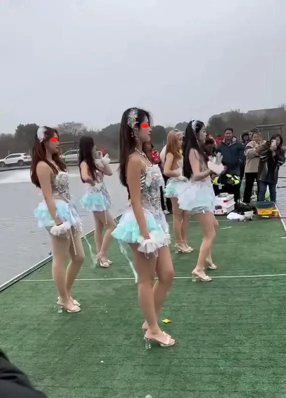 女团鱼塘边热舞助兴,钓友纷纷围观忘我,鱼竿闲置一旁
