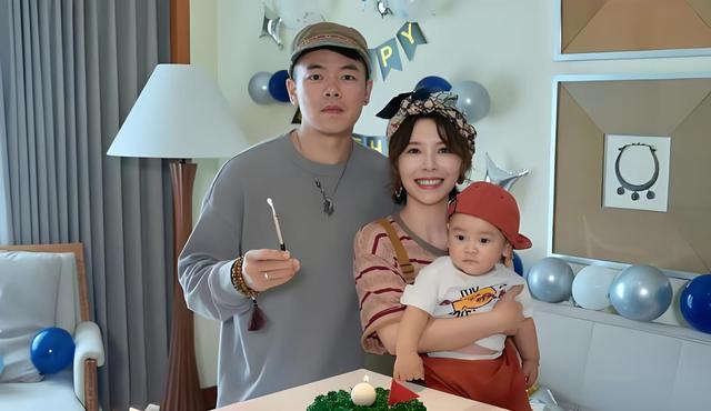 黄雅莉元宵节全家福曝光！两位妈妈颜值惊艳全场