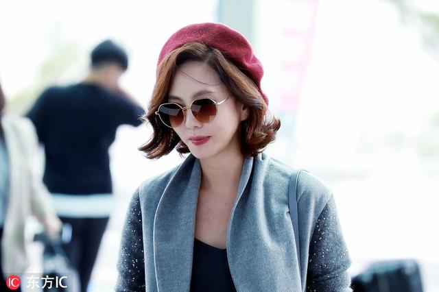 《迷雾》女主金南珠戴红色贝雷帽走名媛风,47岁气质不输俞飞鸿