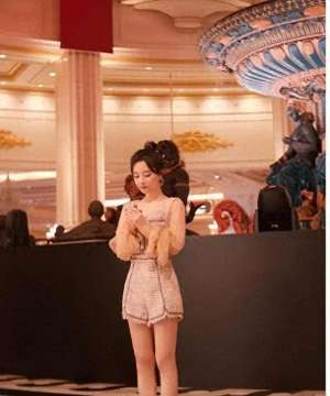 中国十大大胸美女主播(笑抽了冯提莫成都秀胸，网友惊呼：审美大冲击)