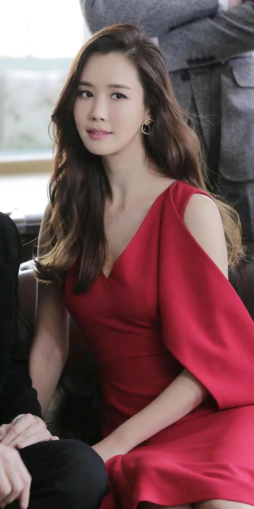 韩国女星李多海定居上海,直播带货若热议:是机遇还是挑战