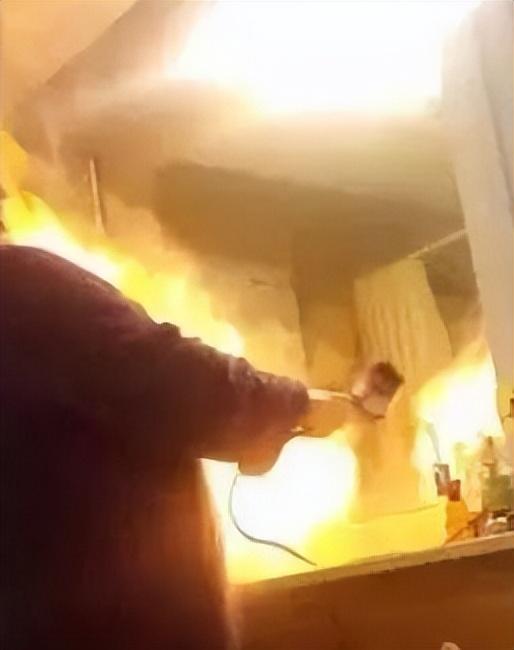 “老公水开了,帮我倒面粉吧”,只是随口一句,瞬间家毁人亡