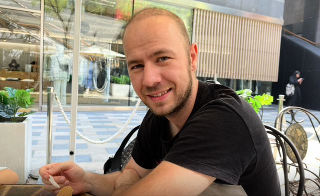 内蒙富家女爱上法国留学生，婚后连生俩混血，35岁老公接近秃顶