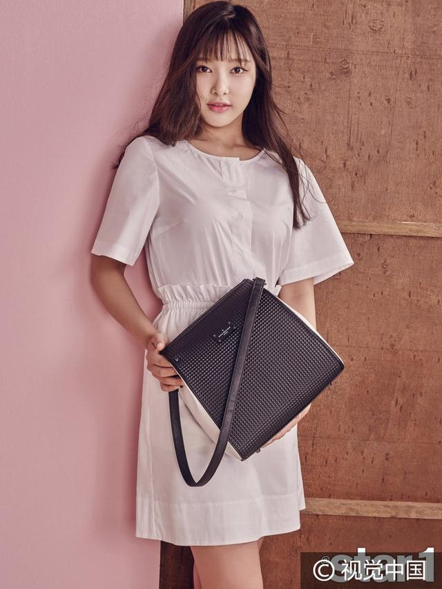 韩国女子组合DIA演绎白衣清纯“七仙女” 露香肩撩发甜笑迷人