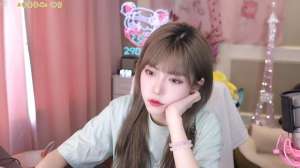 韩国女主播后背(周淑怡直播热舞，后背“恶魔双翅”出镜，粉丝：她身上有4个纹身)