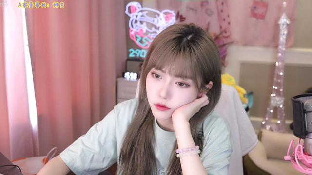 周淑怡直播热舞，后背“恶魔双翅”出镜，粉丝：她身上有4个纹身