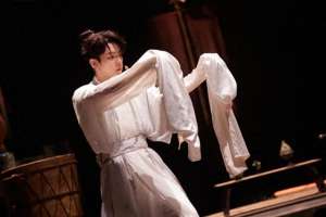 女主播佳琪(李佳琪披哥大方送，自称撒饭担当，梁龙吐槽李佳琪对朋友厚此薄彼)