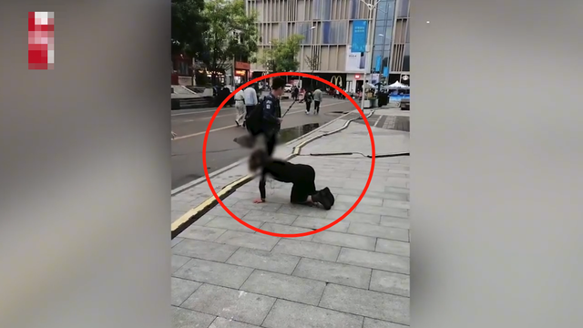 “大国庆节的,你跪谁呢这是!”山东一女子为博眼球街边下跪直播,过路大姐看不下去怒斥:公共场合注意影响