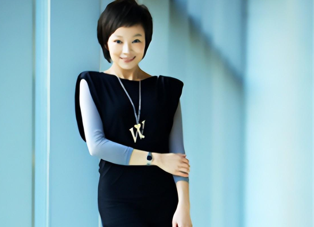 央视天气预报主持人王蓝一，女儿笑笑与妈妈很像，老公是谁已成谜