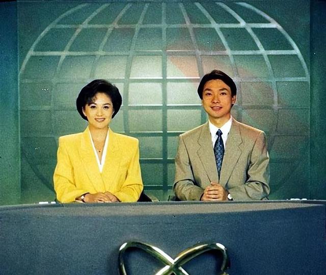 海霞：21岁成央视主播，28岁嫁清华教授，如今52岁官宣新身份