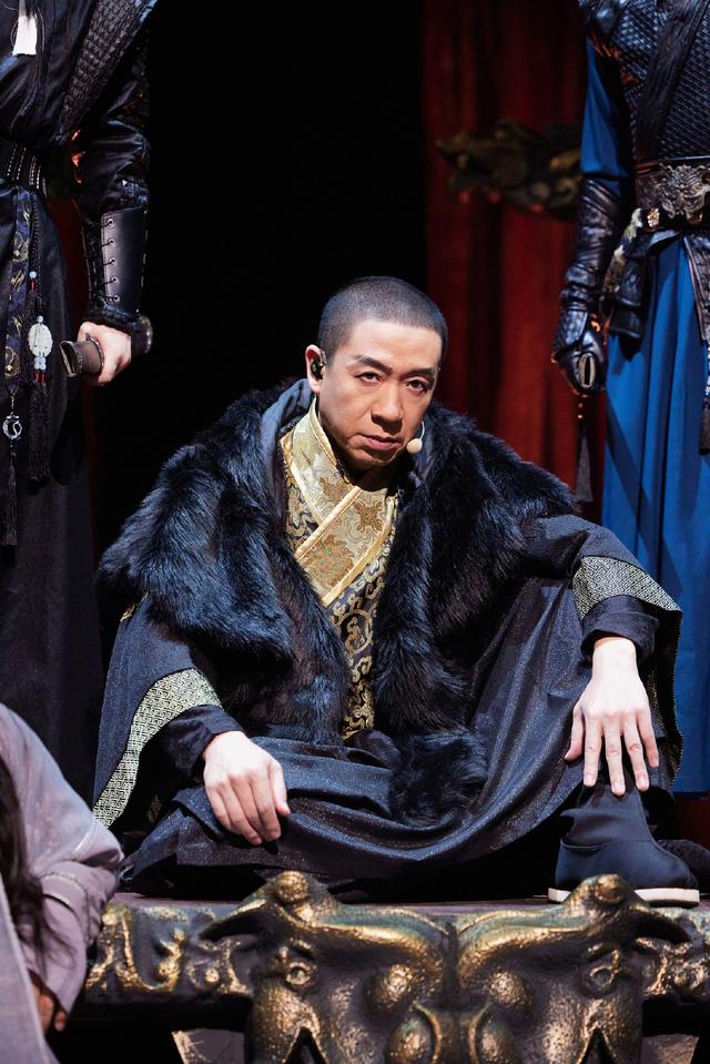 李佳琪披哥大方送，自称撒饭担当，梁龙吐槽李佳琪对朋友厚此薄彼