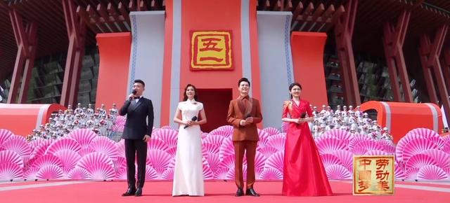 央视美女主持穿旗袍：董卿最有女人味，李思思最搞笑，朱迅最大气