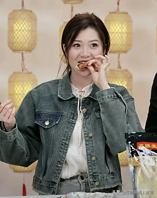 盼盼撞脸歌手梁静茹?网友:太像了,尤其笑脸!