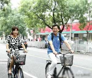 央视丝袜女主播(央视主持春妮惊艳街头黑丝短裙骑行秀)