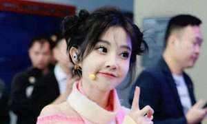 水瓶座女主播(冯提莫‘臀顶水瓶’户外直播，引发网友哗然)