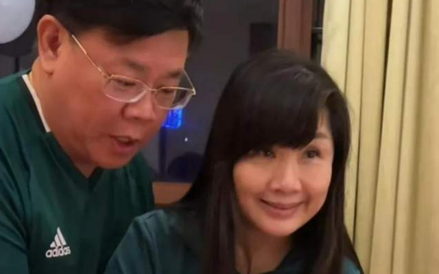 广东台主持人郑达，妻子是一名会计师，至今已恩爱近30年