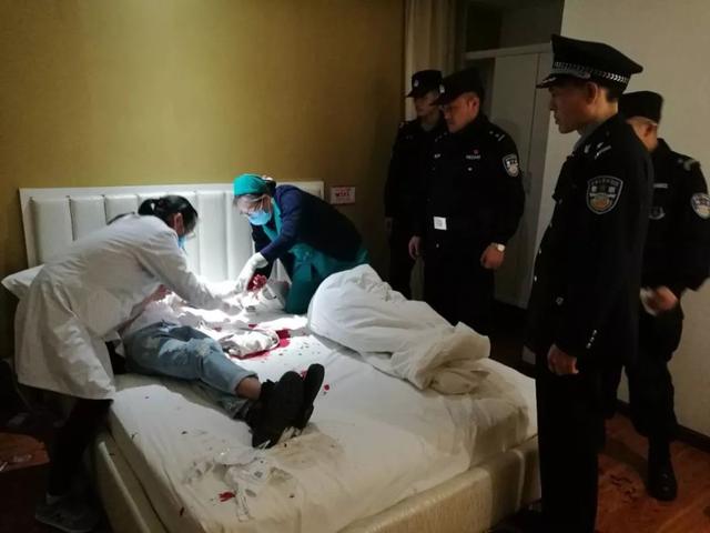 20岁小伙爱上00后女主播，求爱不成，竟把她约到酒店……结果小伙肠子都悔青了！