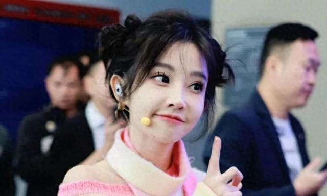 冯提莫‘臀顶水瓶’户外直播，引发网友哗然