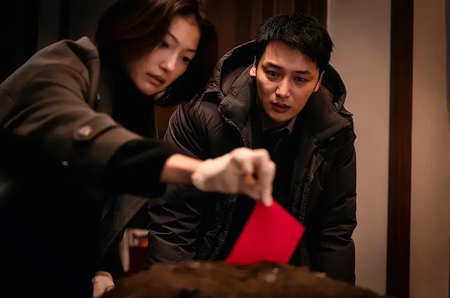 变态潜入美女网红家，却意外目击命案现场！韩国悬疑片《她死了》