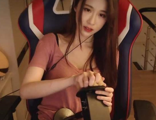 斗鱼女主播轩子出新招，直播闻脚操作太迷，网友：有那味了