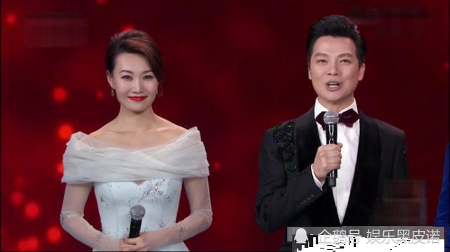 央视女主播摘下戴了12年的假发 颜值让人惊艳