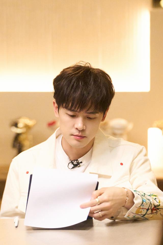 李佳琪披哥大方送，自称撒饭担当，梁龙吐槽李佳琪对朋友厚此薄彼