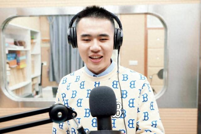 南京00后视障男孩当主播：用耳朵“看”世界，用声音温暖他人