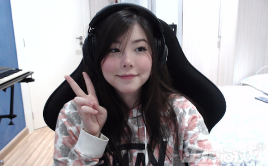 LOL巴西美女选手开直播,一夜涨了30万粉,Doinb还刷了上万礼物