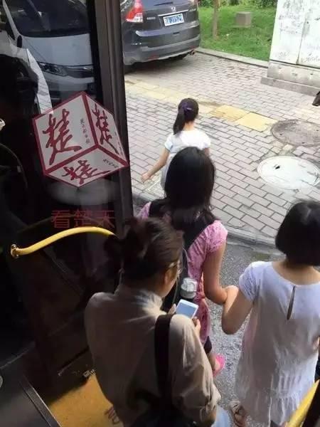 10岁小女孩未让座被大妈骂哭