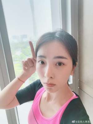 女主播真实素颜照(33岁主持人李思思晒出运动后素颜照，年轻的还像二八少女)