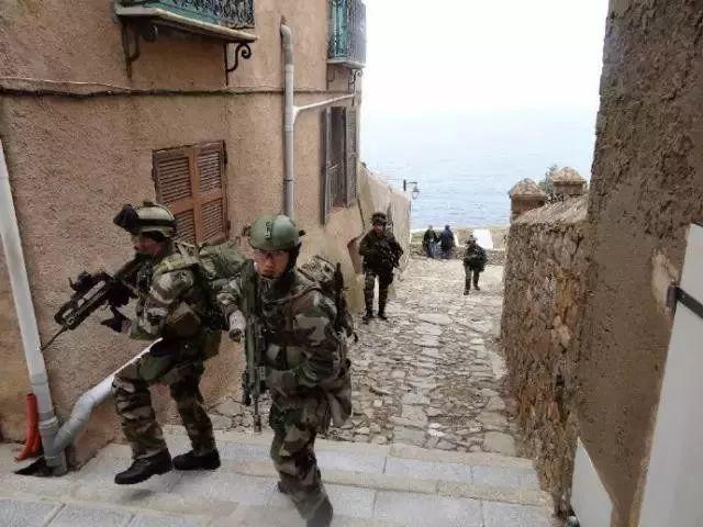 为什么《荒野求生》主播都必须是退役特种兵?谁是中国“贝爷”?