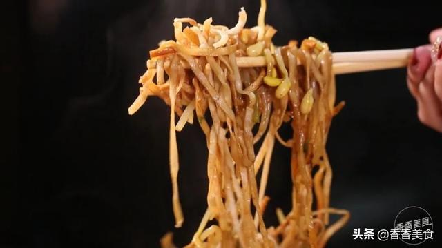 “掐着头，捏着腰，顺着脖子往下薅”，打一美食