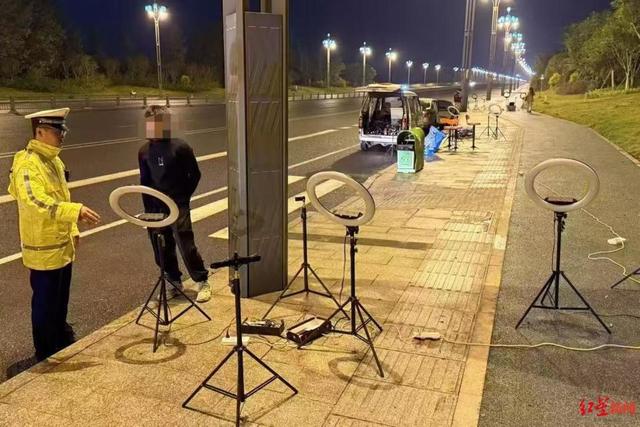 乐山一女主播路边直播时设备被撞追踪：女主播在非机动车道直播，被交警批评教育