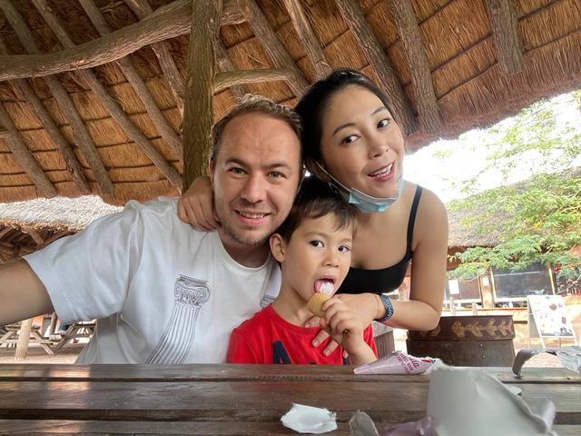 内蒙富家女爱上法国留学生，婚后连生俩混血，35岁老公接近秃顶