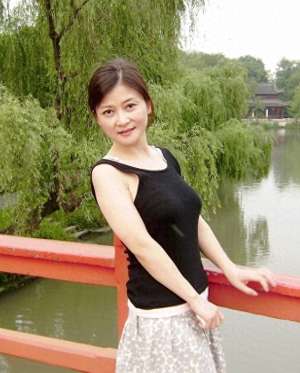 女主播朱晓琳(《妈妈的吻》朱晓琳走红背后有艰辛，53岁为何仍然未婚)