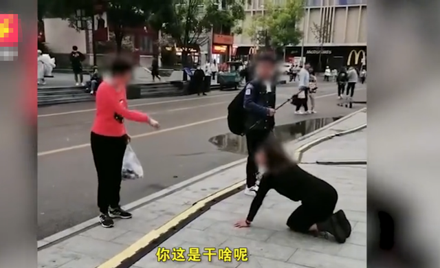“大国庆节的,你跪谁呢这是!”山东一女子为博眼球街边下跪直播,过路大姐看不下去怒斥:公共场合注意影响