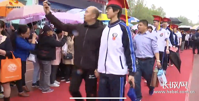 直击衡水中学成人礼：“00”后都18岁啦！